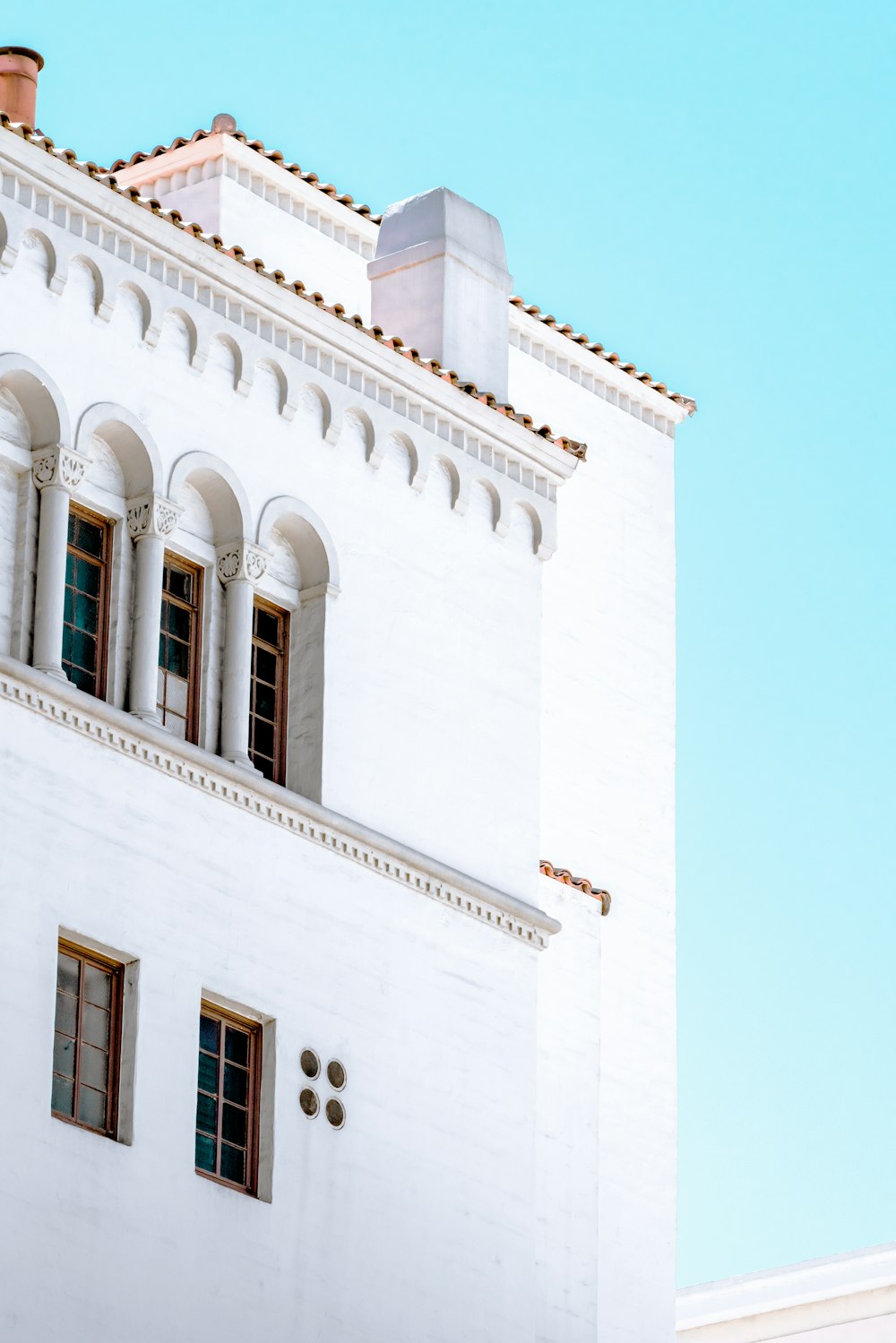 edificio in cemento bianco sotto il cielo blu durante il giorno