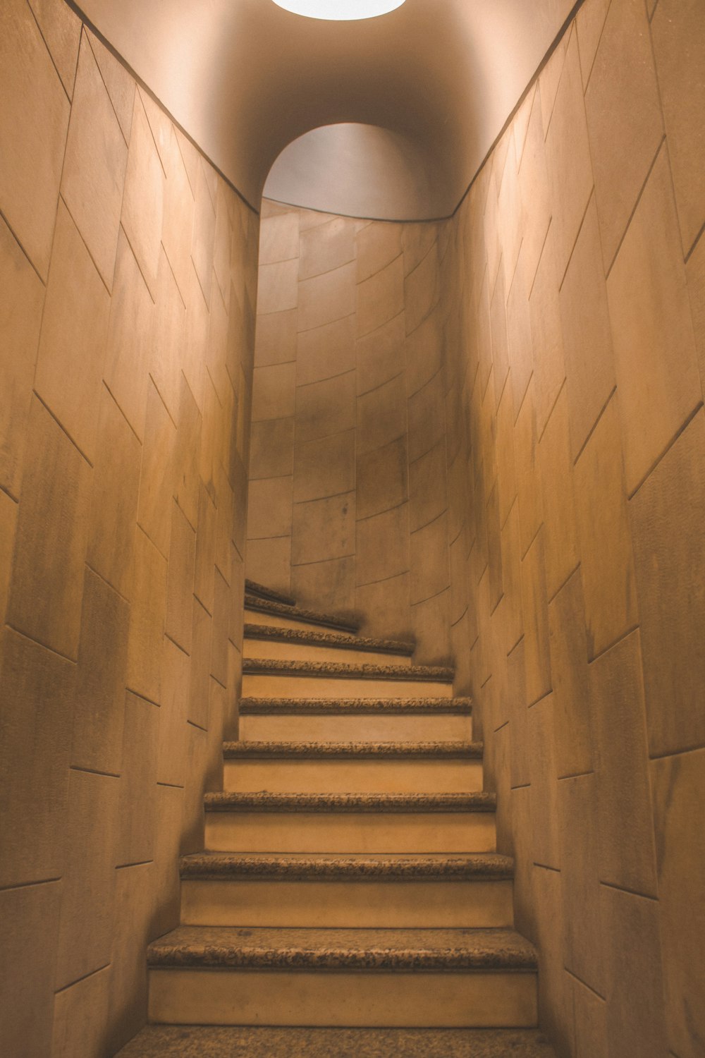 Escalier en béton brun sans personne