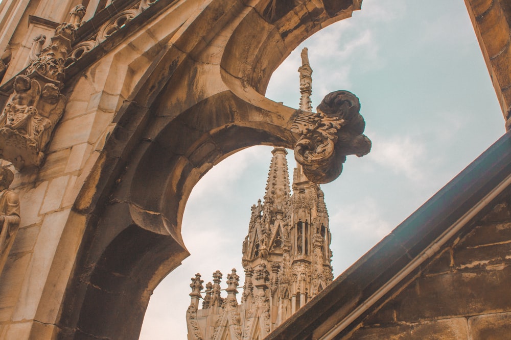 bâtiment en béton brun pendant la journée