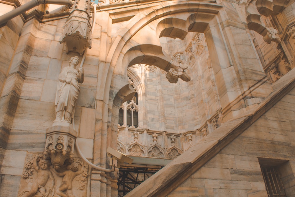 Fotografía de ángulo bajo de un edificio de hormigón beige