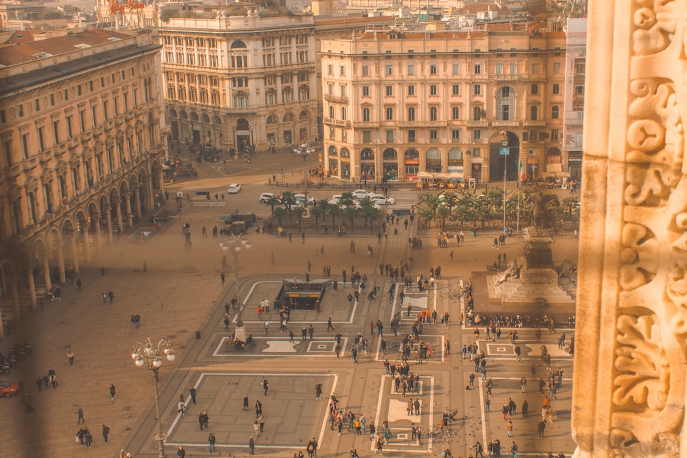 persone che camminano per strada vicino agli edifici durante il giorno