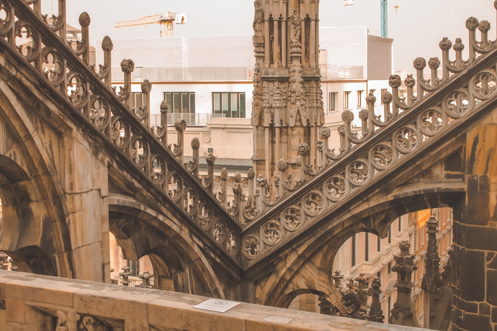 Gente caminando por las escaleras de un edificio