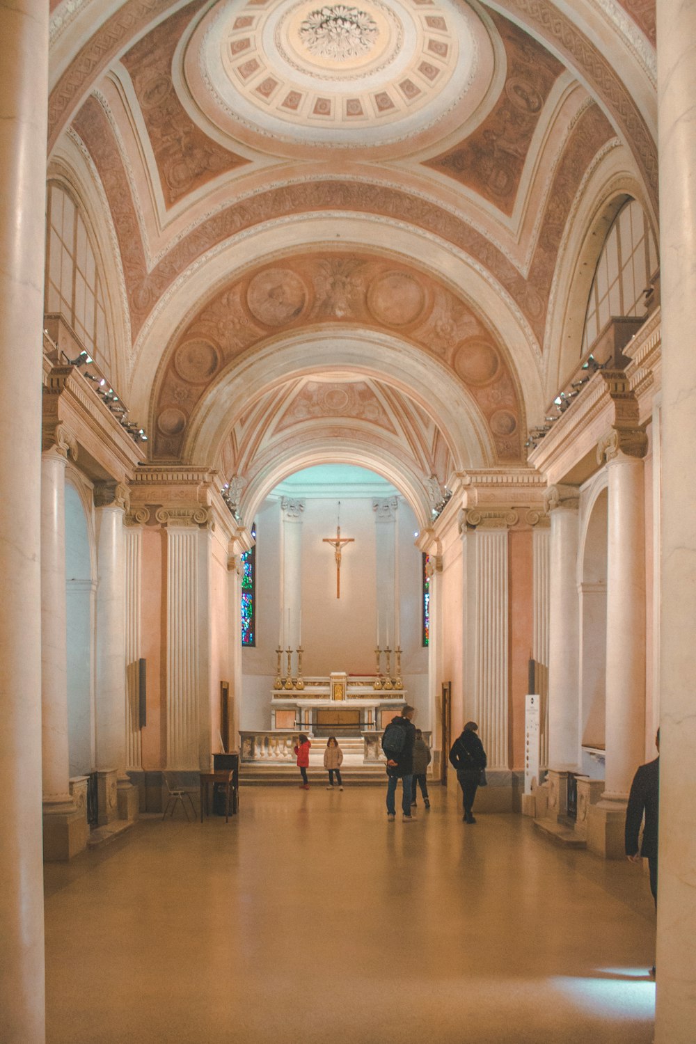 personnes assises sur des chaises à l’intérieur du bâtiment