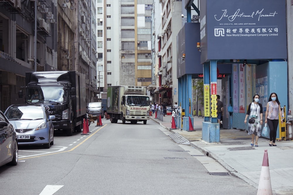 Automóviles estacionados en la acera cerca de edificios durante el día