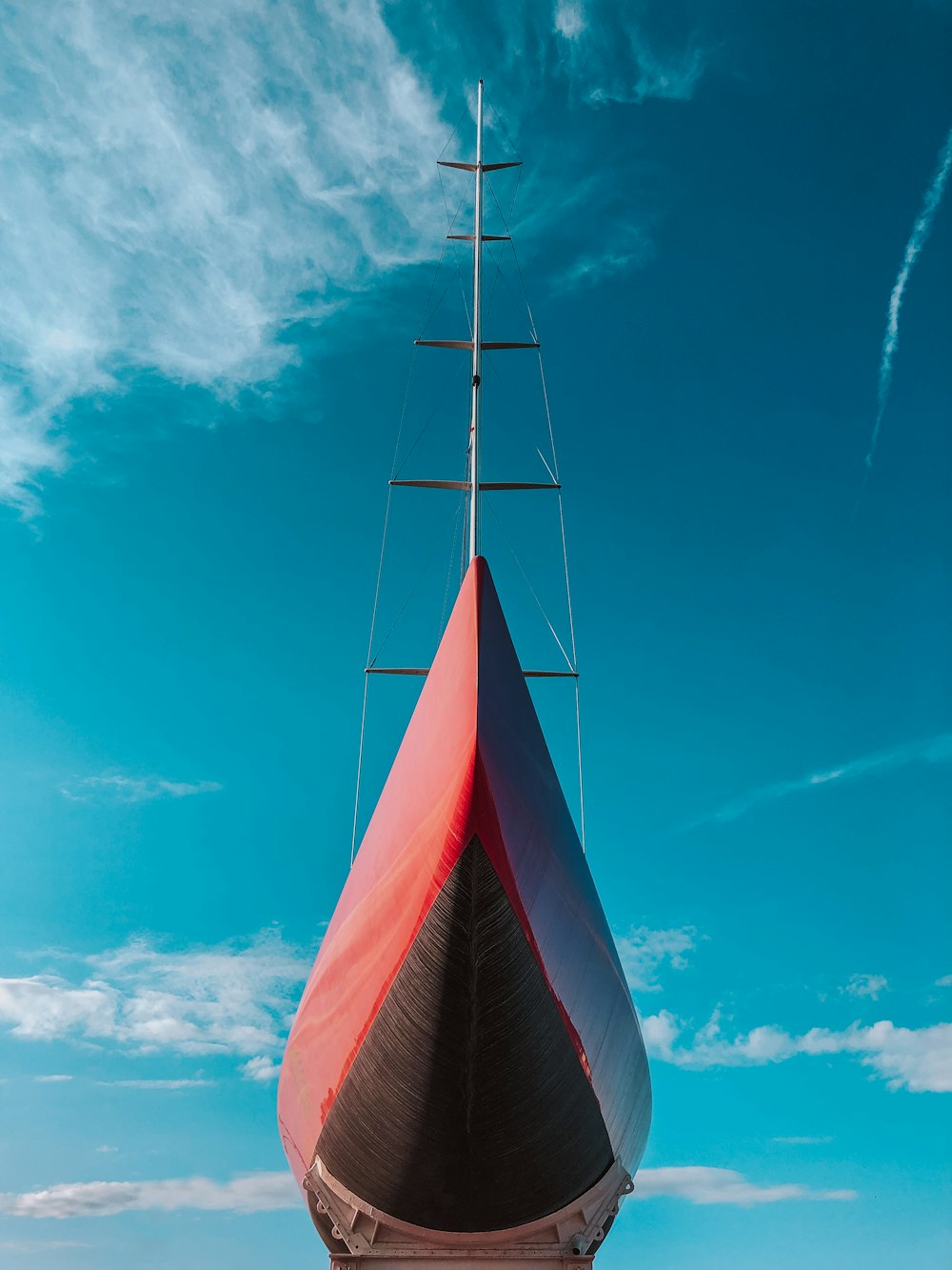 turbina eólica blanca y roja bajo el cielo azul durante el día