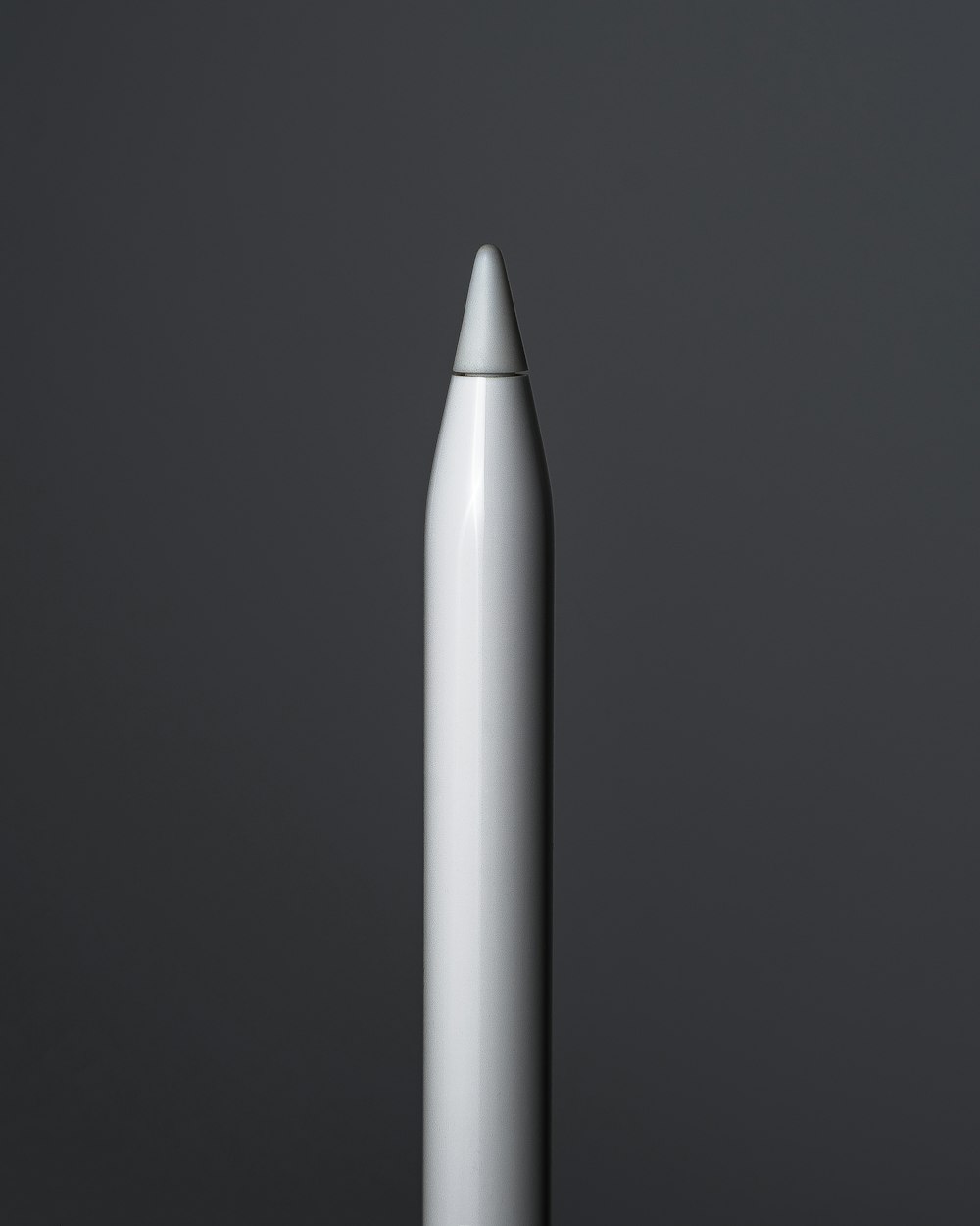 weißer und grauer Stift auf schwarzem Hintergrund