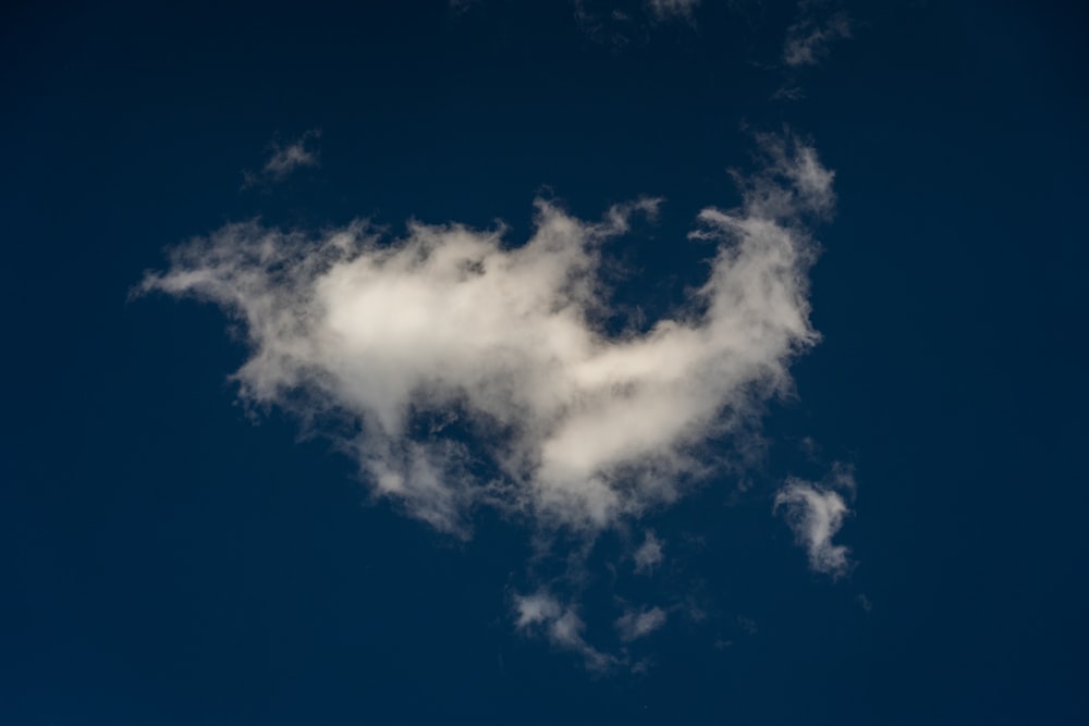 nubes blancas en el cielo azul