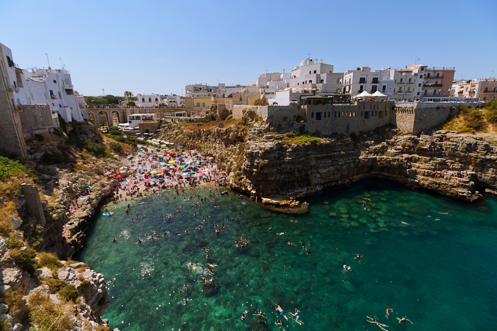 vista aerea degli edifici della città vicino allo specchio d'acqua durante il giorno