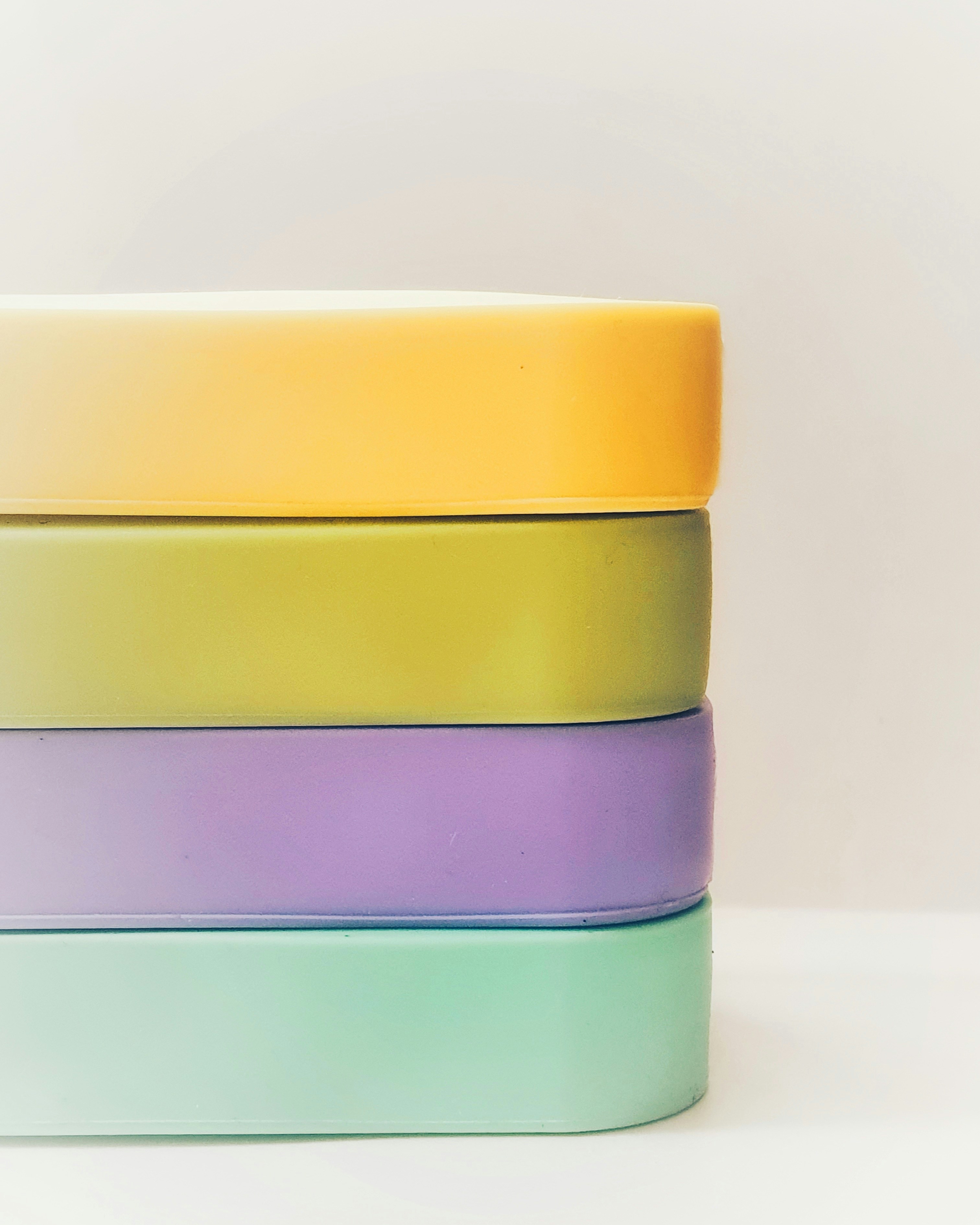 Recipiente de plástico amarillo y morado
