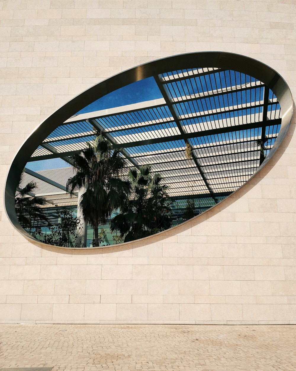 miroir rond noir sur mur blanc