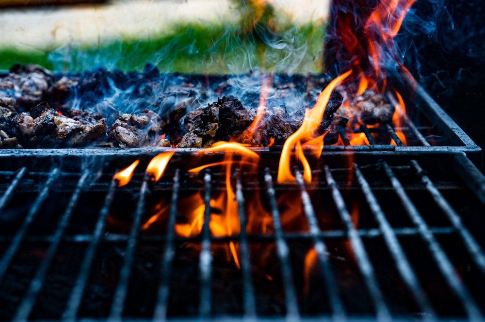 fuego ardiente en la parrilla de carbón