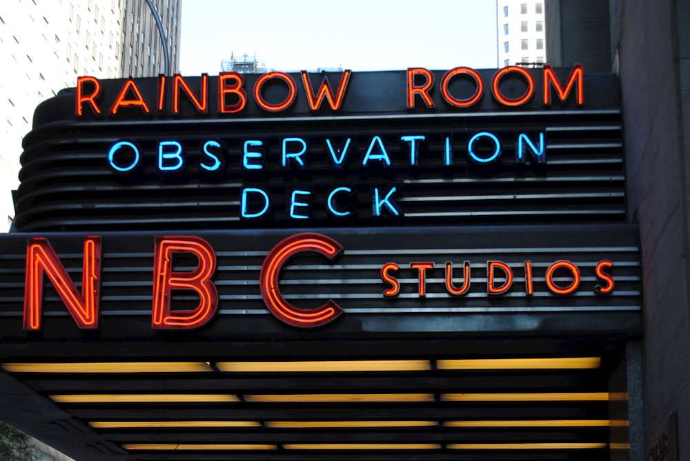 Un letrero de neón que dice Rainbow Room Observation Deck