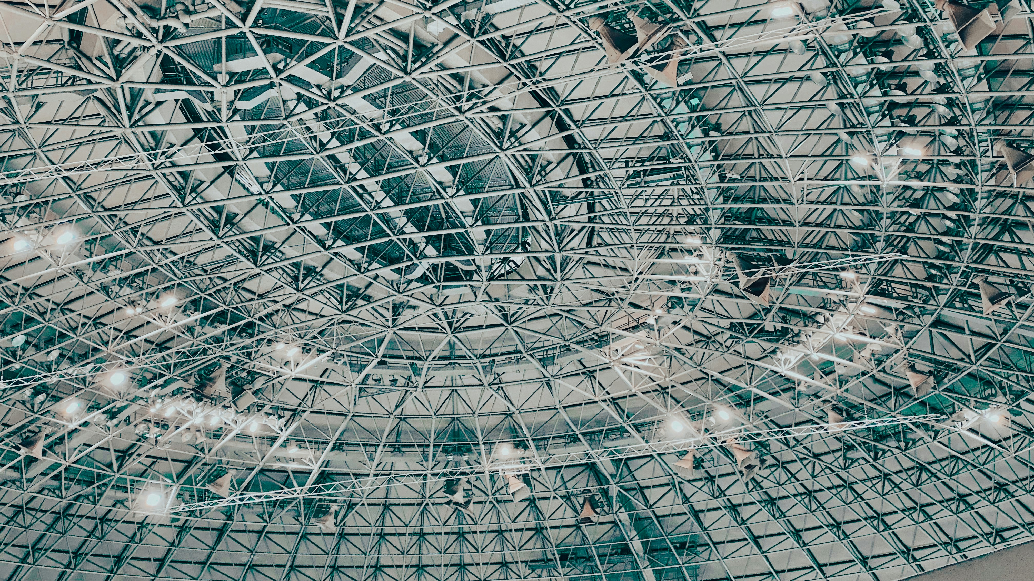 estrutura de metal cinzenta no solo marrom