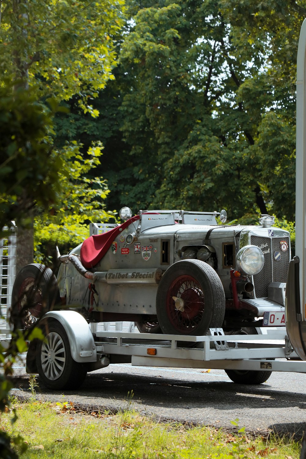 auto d'epoca rossa e bianca su strada durante il giorno