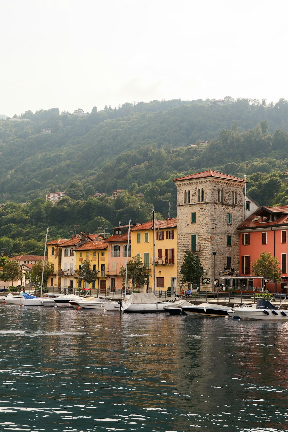 edificio in cemento marrone vicino allo specchio d'acqua durante il giorno