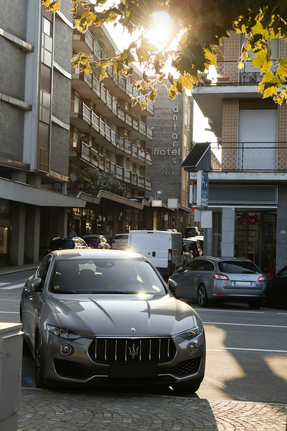 BMW M 3 nera parcheggiata in strada durante il giorno