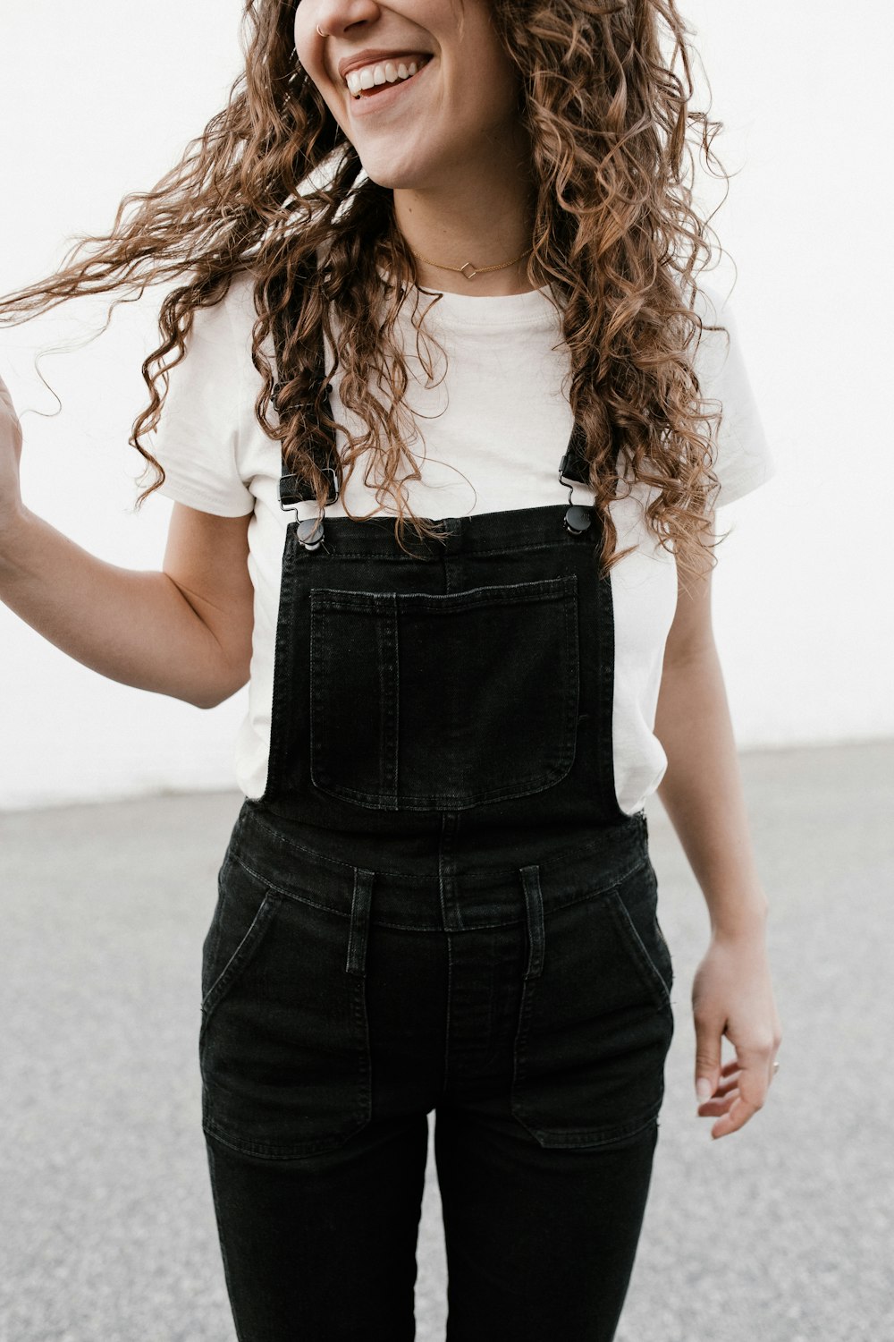 Mujer con camisa blanca y falda negra