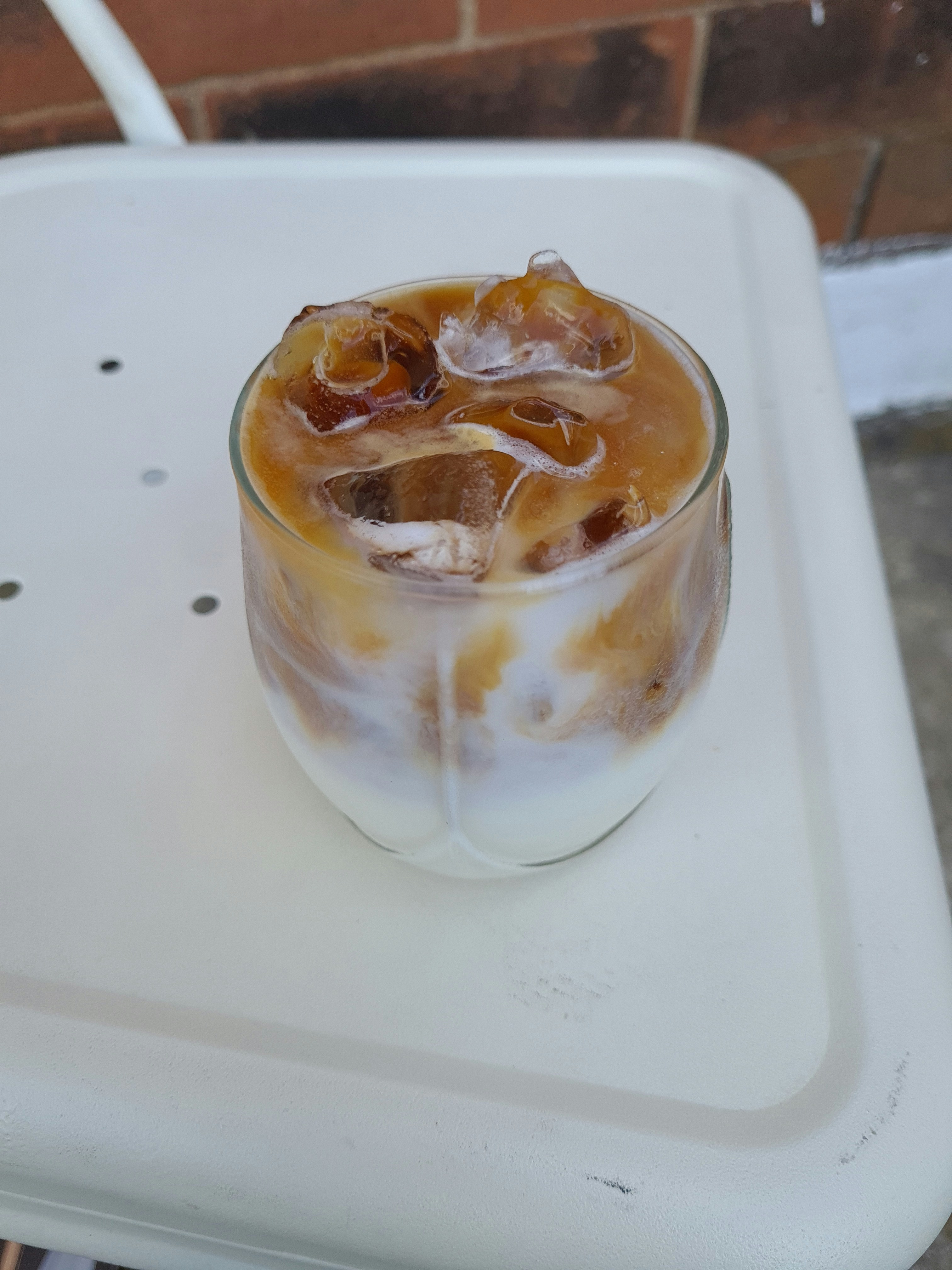 Eis im klaren Trinkglas