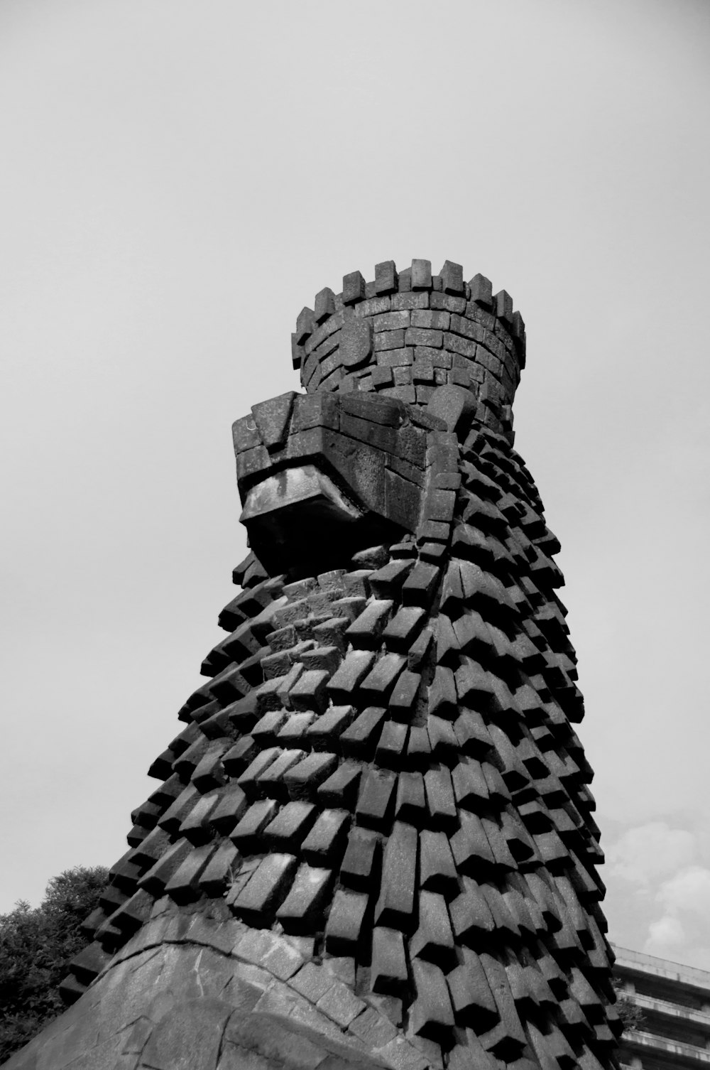 torre de hormigón gris bajo el cielo blanco