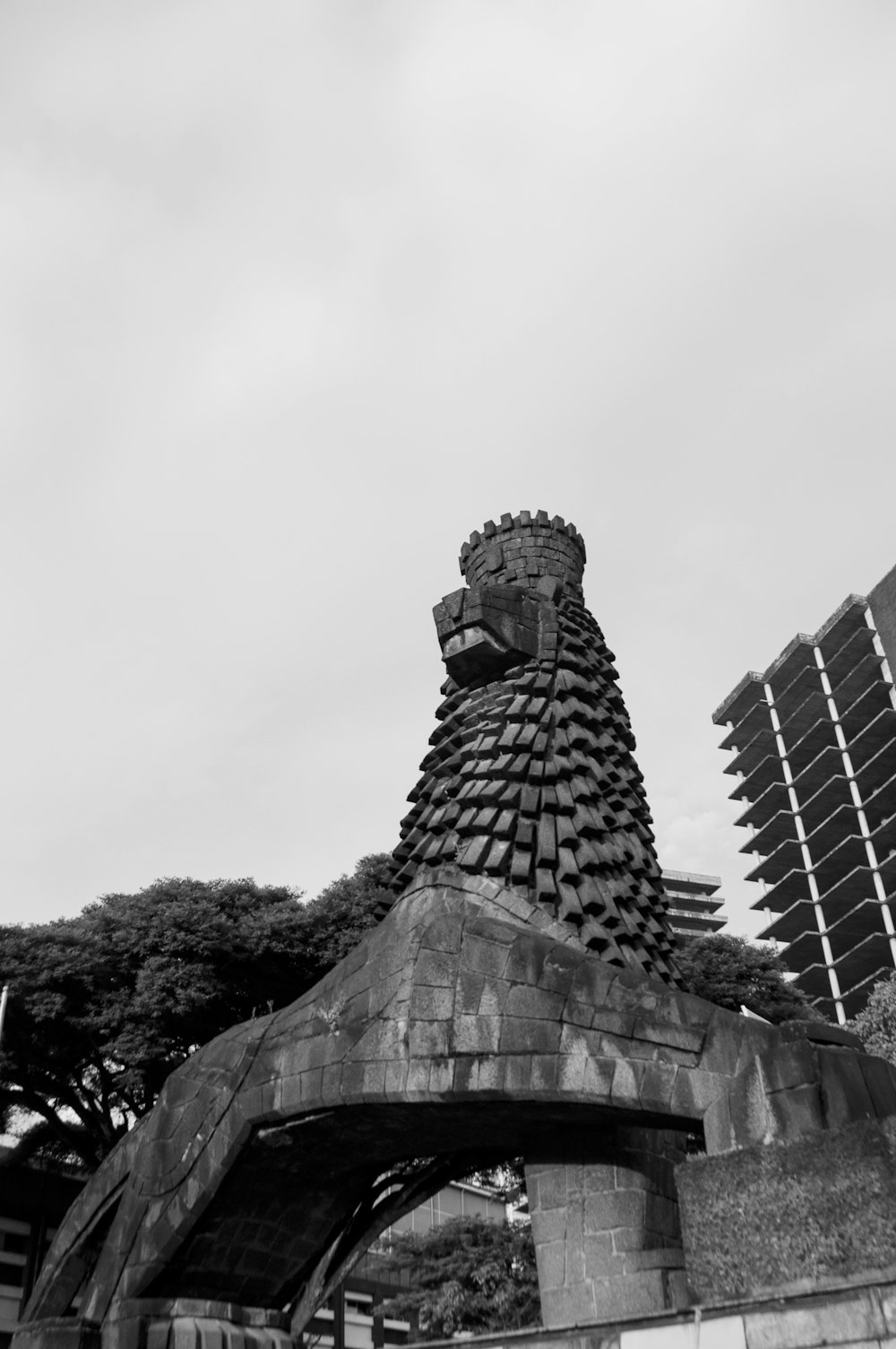 Photo en niveaux de gris d’un bâtiment en béton