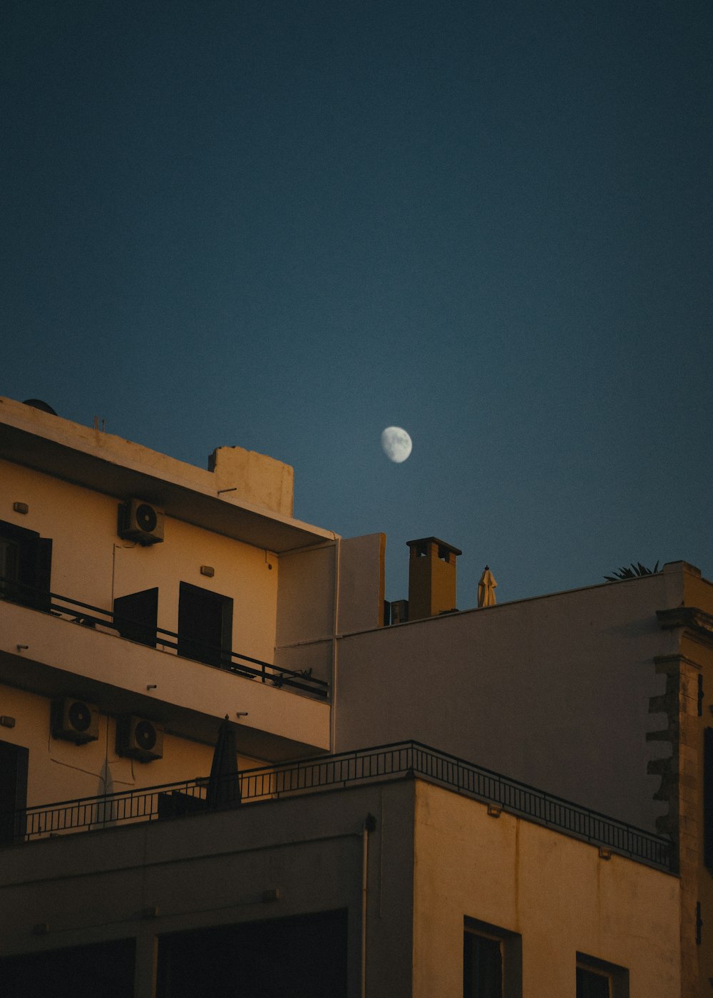 Edificio de hormigón blanco bajo el cielo azul durante la noche