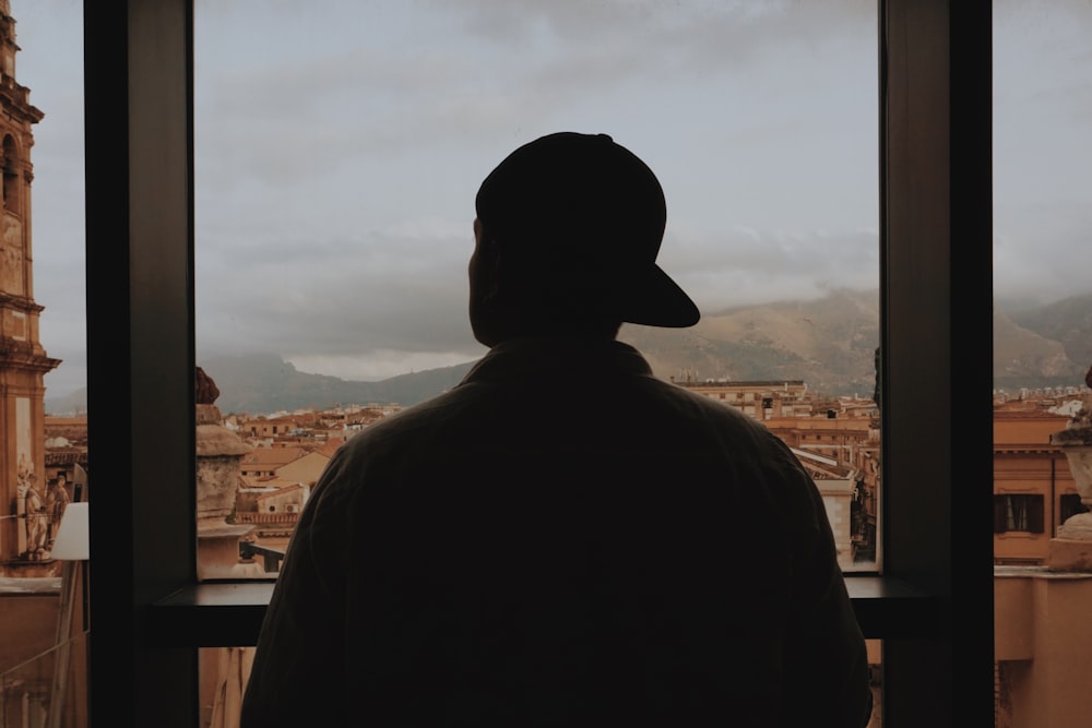 Silhouette eines Mannes mit schwarzem Hut