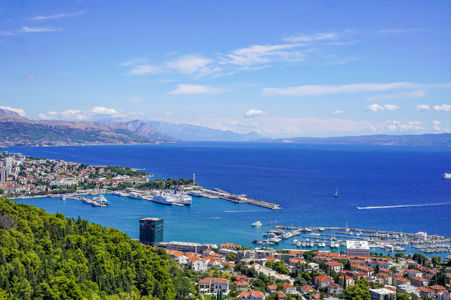 Vista aérea de Split y la costa del mar Adriático