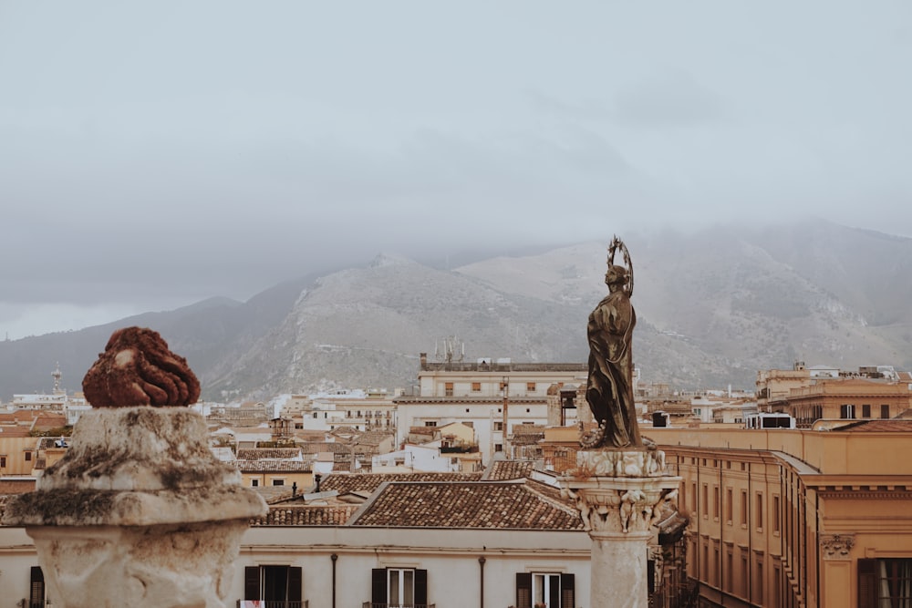 estátua do homem no topo do edifício