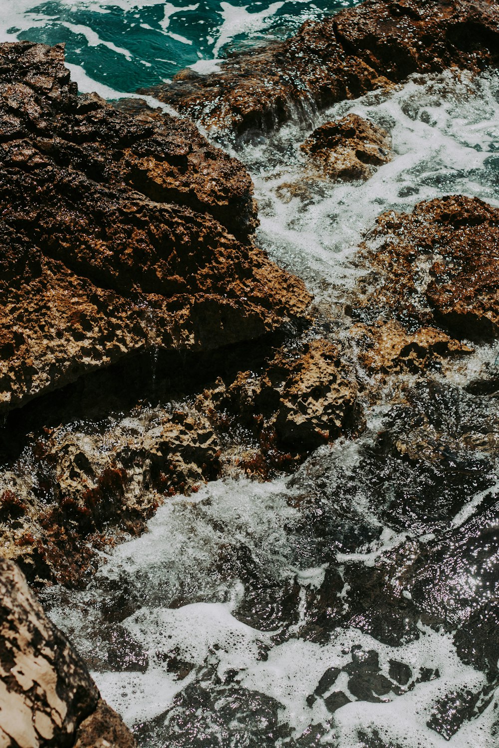 파도가있는 갈색 바위 해안