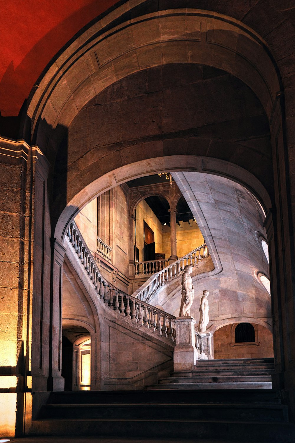 edificio in cemento marrone durante il giorno