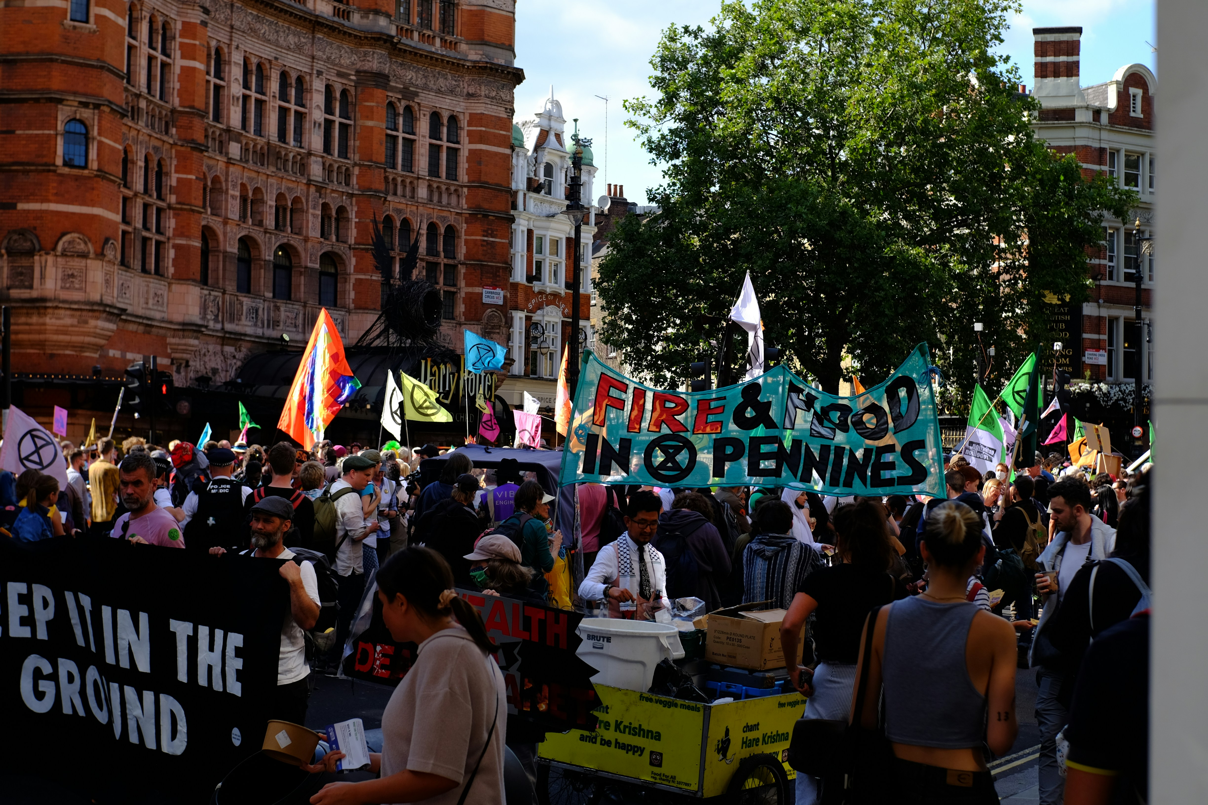 Contre la flambée du coût de la vie, des manifestants défilent au 
Royaume-Uni