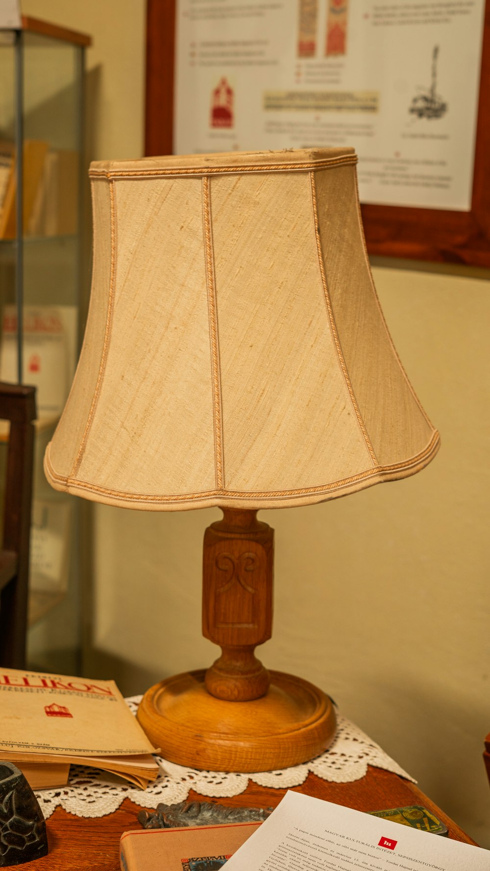 Lámpara de mesa marrón encendida cerca de la pared blanca