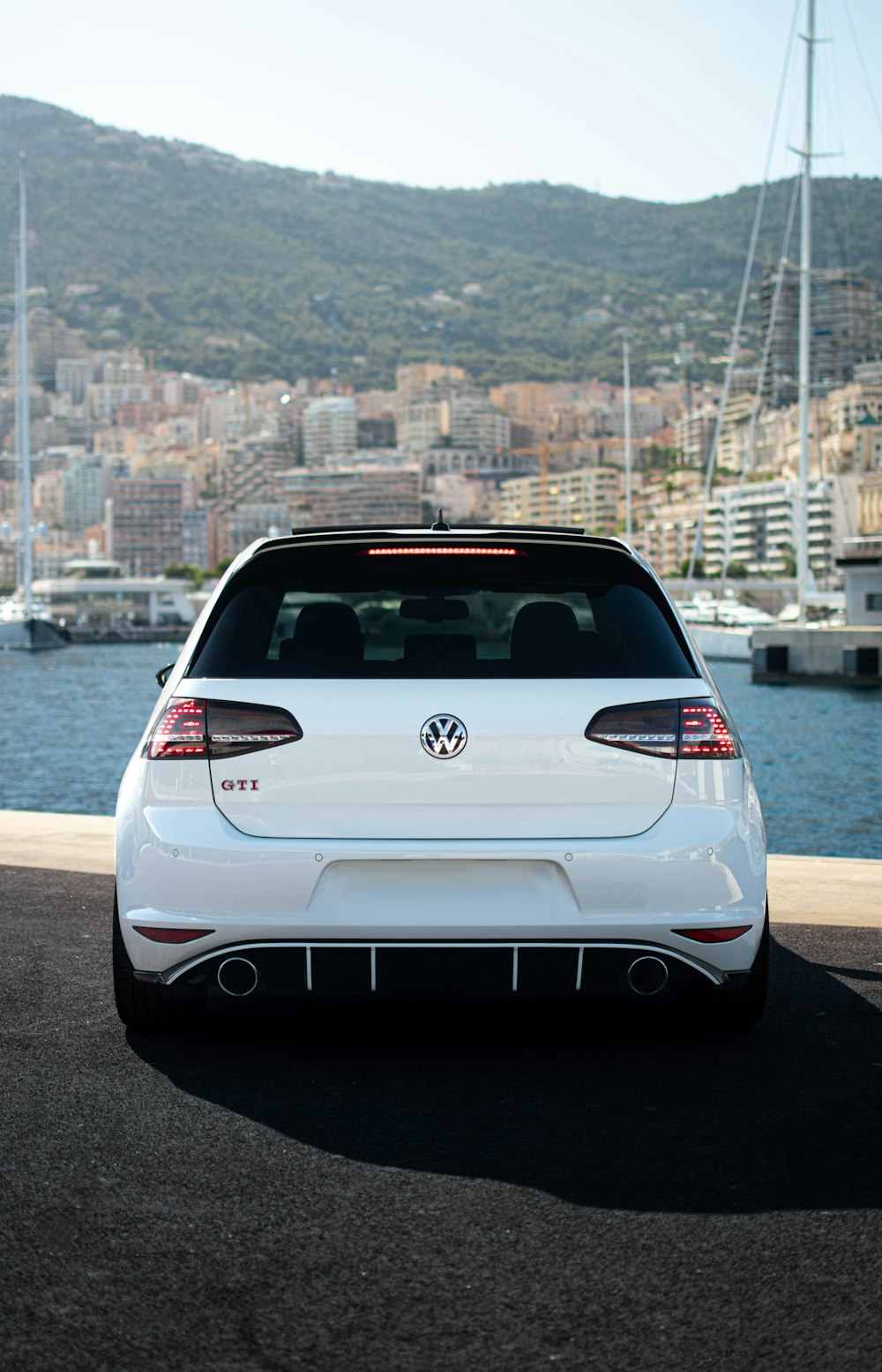 Weißes Volkswagen Auto tagsüber unterwegs