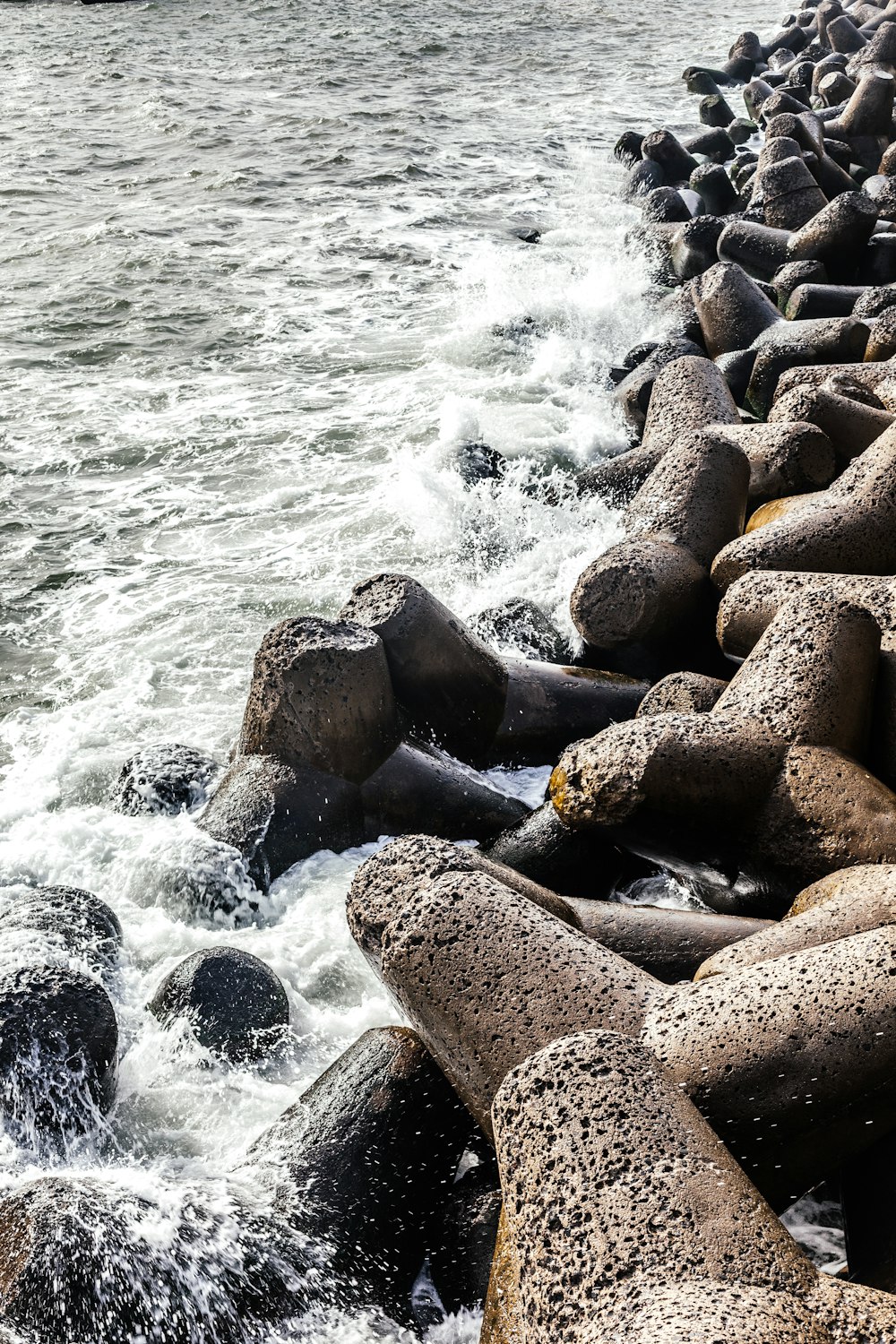 Rocas marrones cerca del cuerpo de agua durante el día