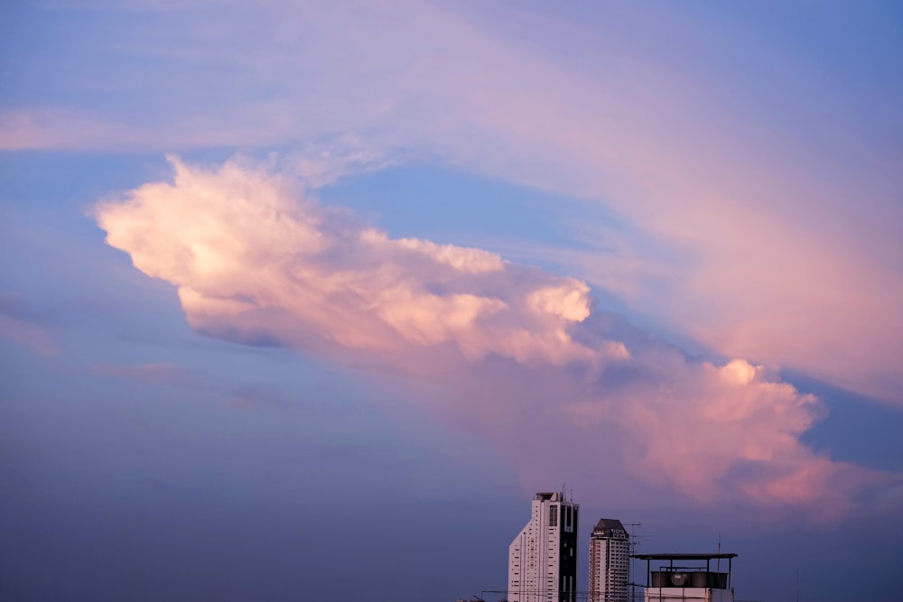 Weiße Wolken über der Skyline der Stadt tagsüber