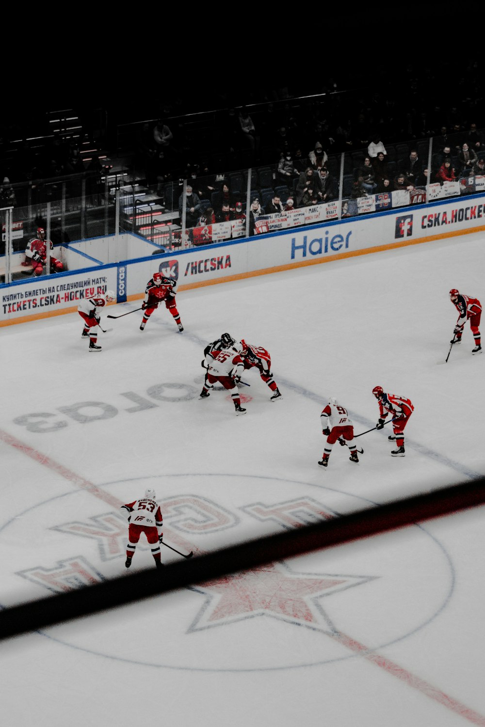 Foto de jugadores de hockey sobre hielo en el campo de hockey sobre hielo –  Imagen gratuita Hockey en Unsplash