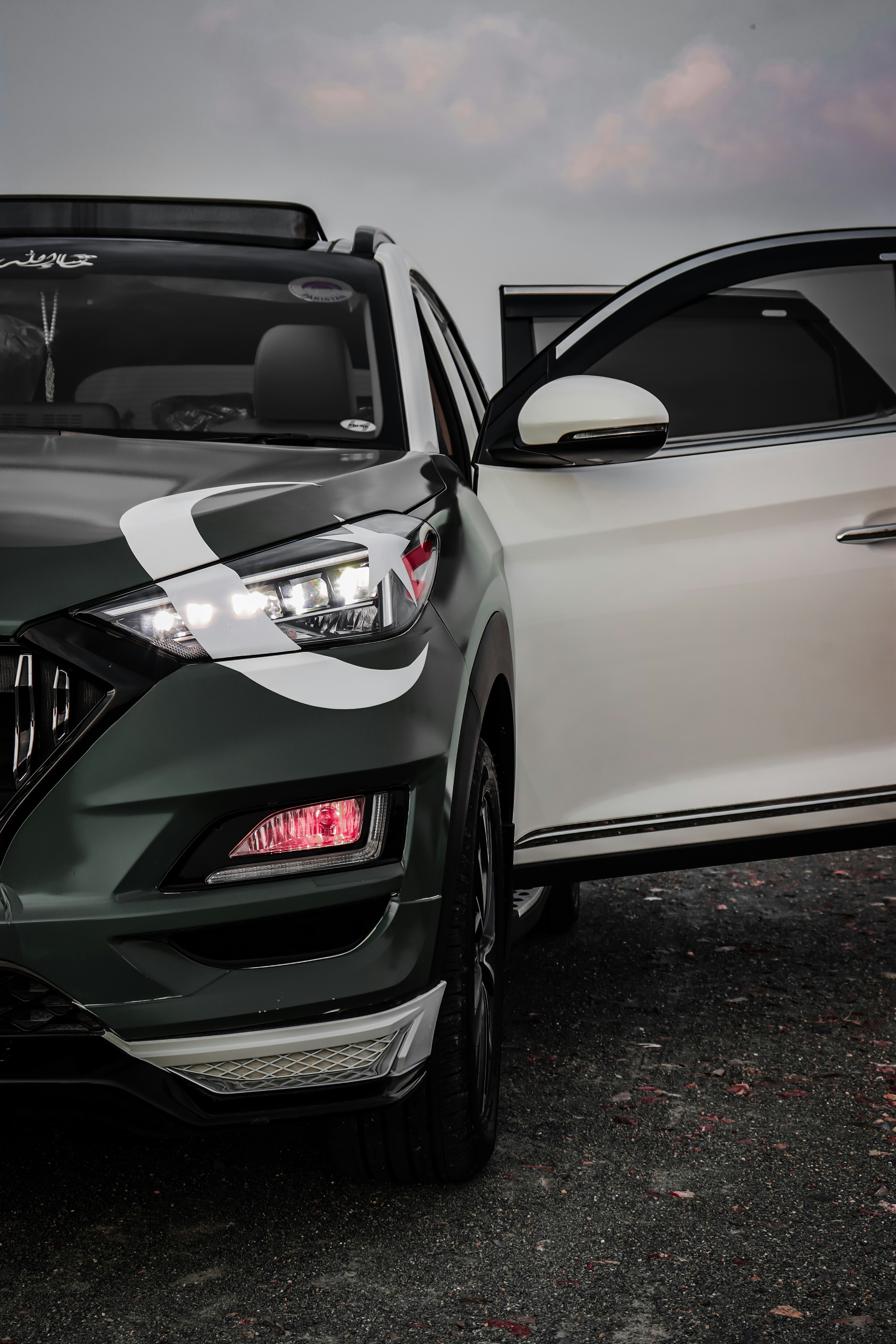 ドアが開いている白い車の写真 Unsplashで見つけるグジャラートの無料写真