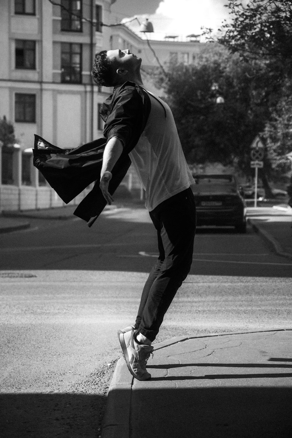 Foto hombre con camisa blanca y pantalón negro caminando por la calle –  Imagen Ropa gratis en Unsplash