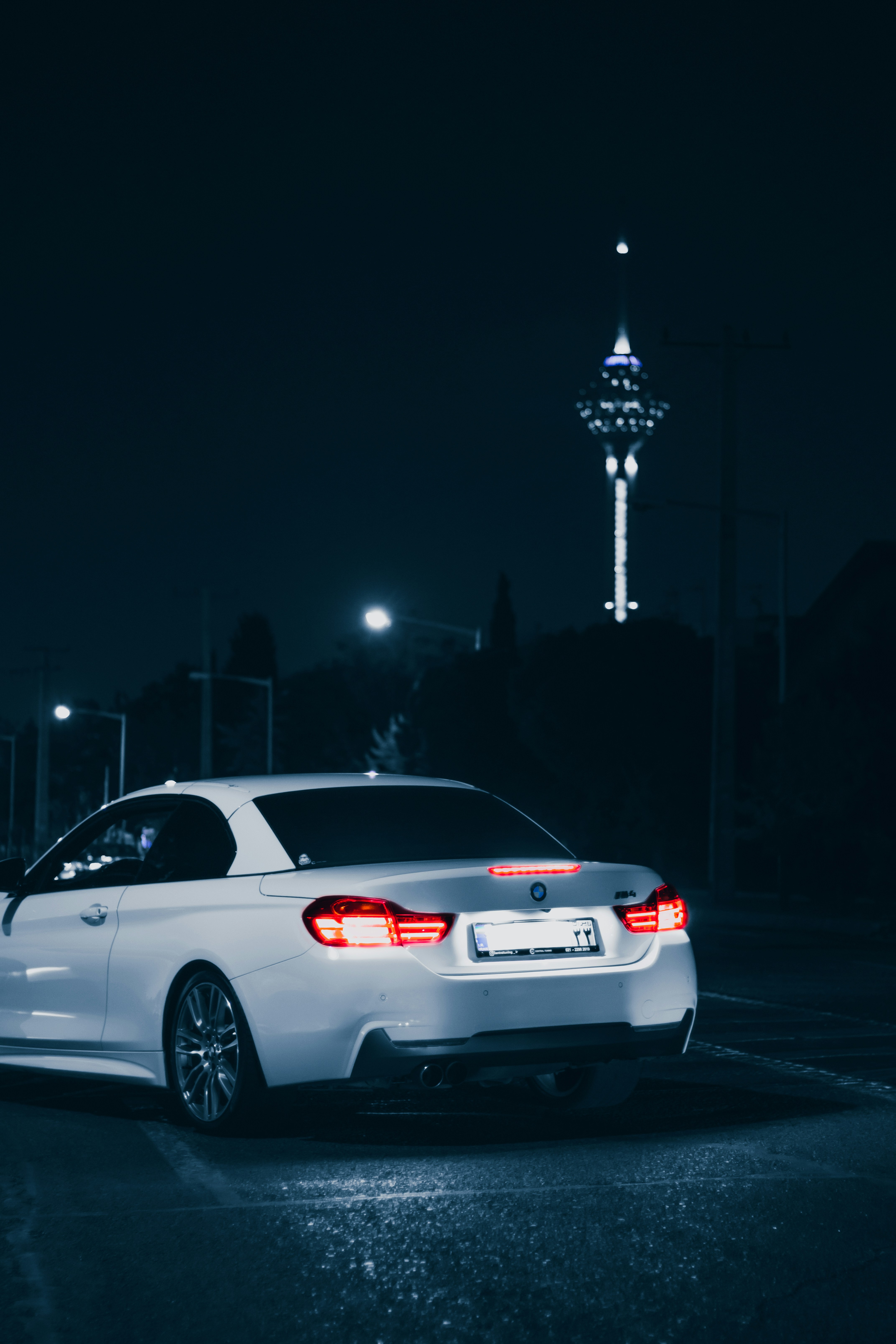 Sedán blanco en la carretera durante la noche