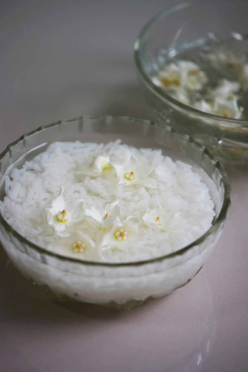 weißer Reis in klarer Glasschüssel