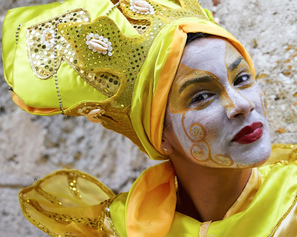 Mujer con hiyab amarillo y blanco