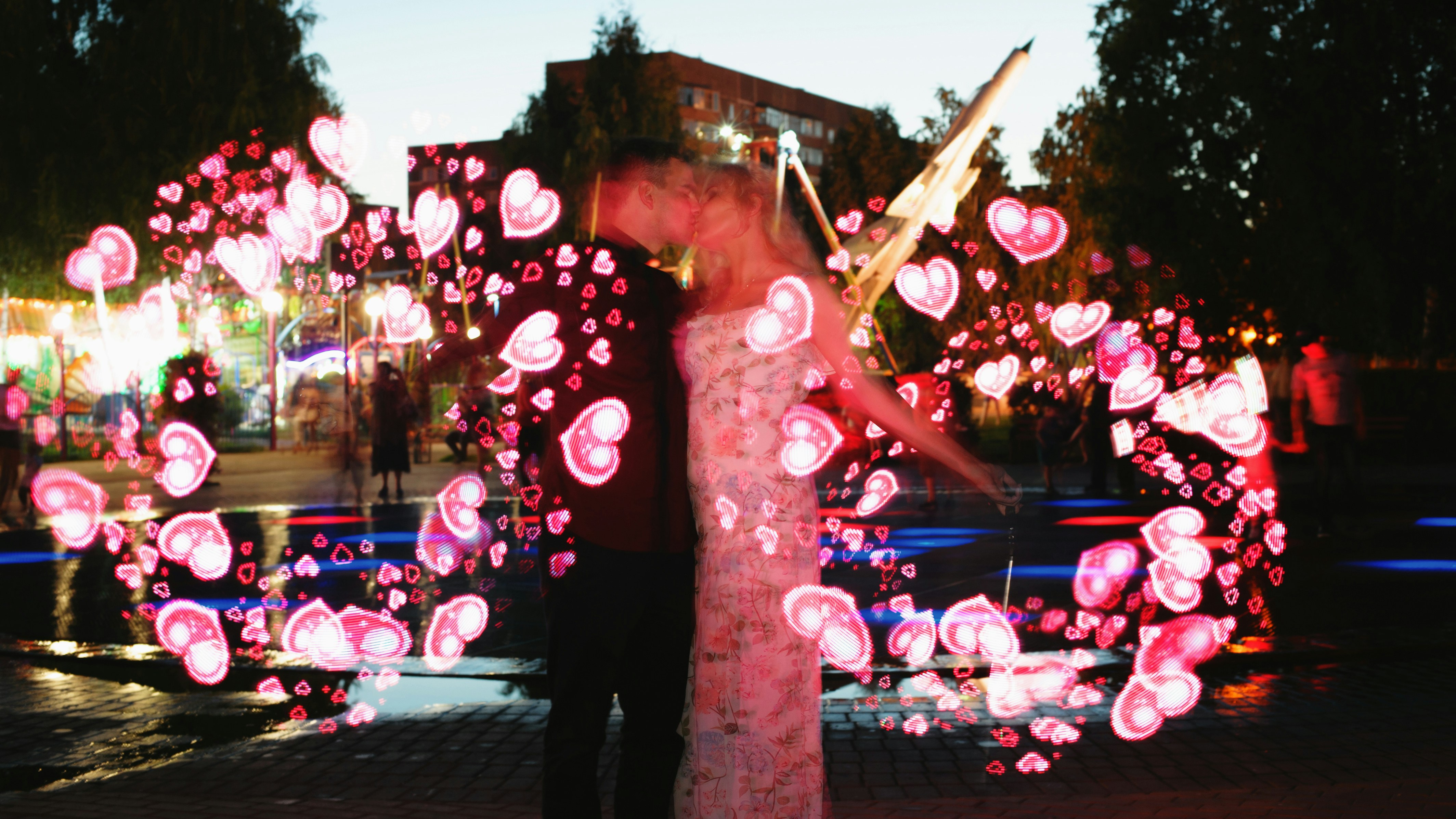 homme en veste noire tenant un bâton marron