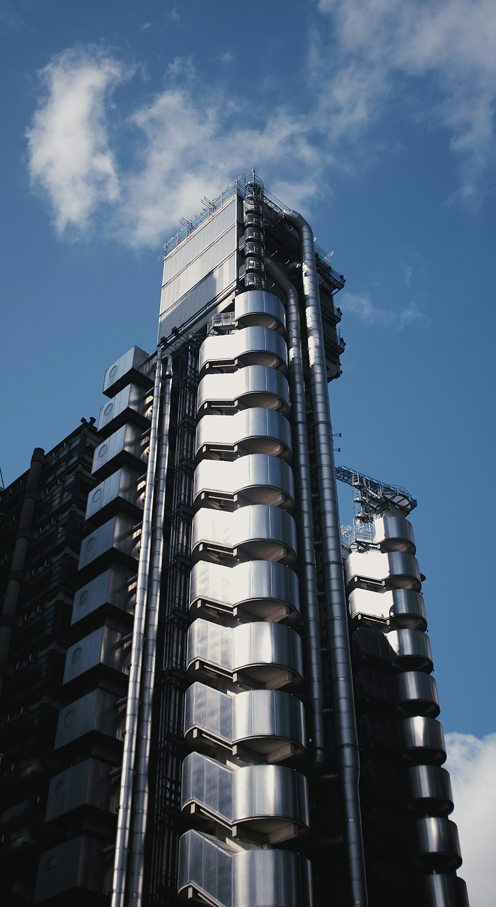 Edificio de hormigón blanco y negro bajo el cielo azul durante el día