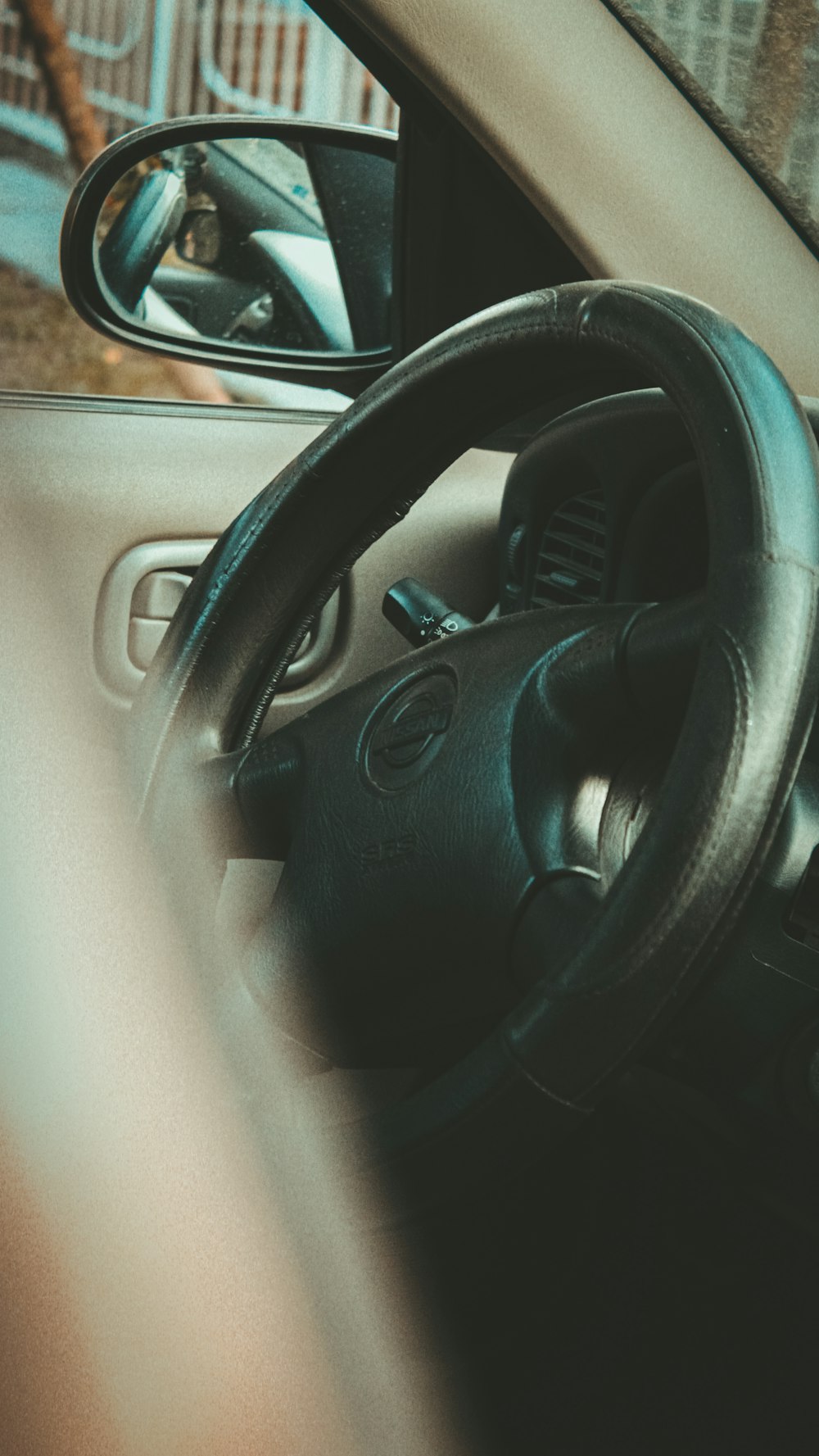 volant de voiture noir pendant la journée