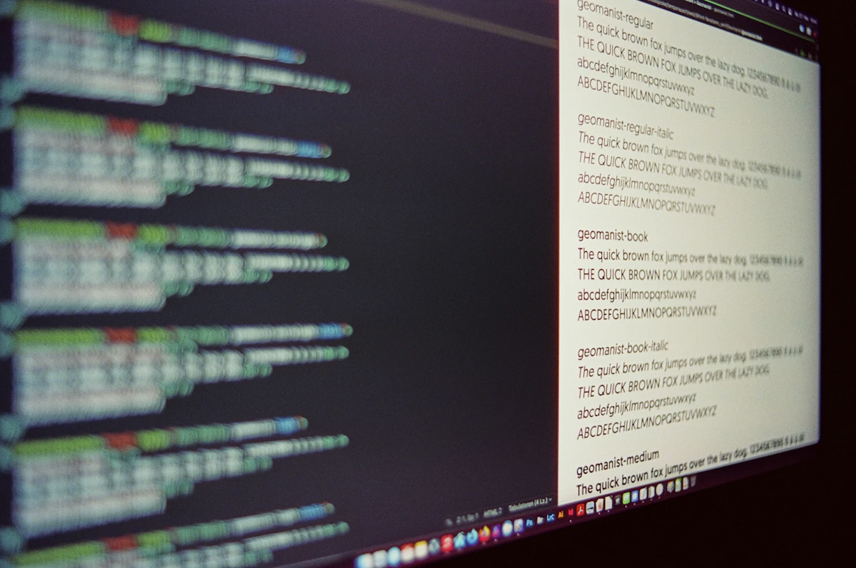 Pantalla de ordenador mostrando líneas de código exploit para una vulnerabilidad crítica de día cero.