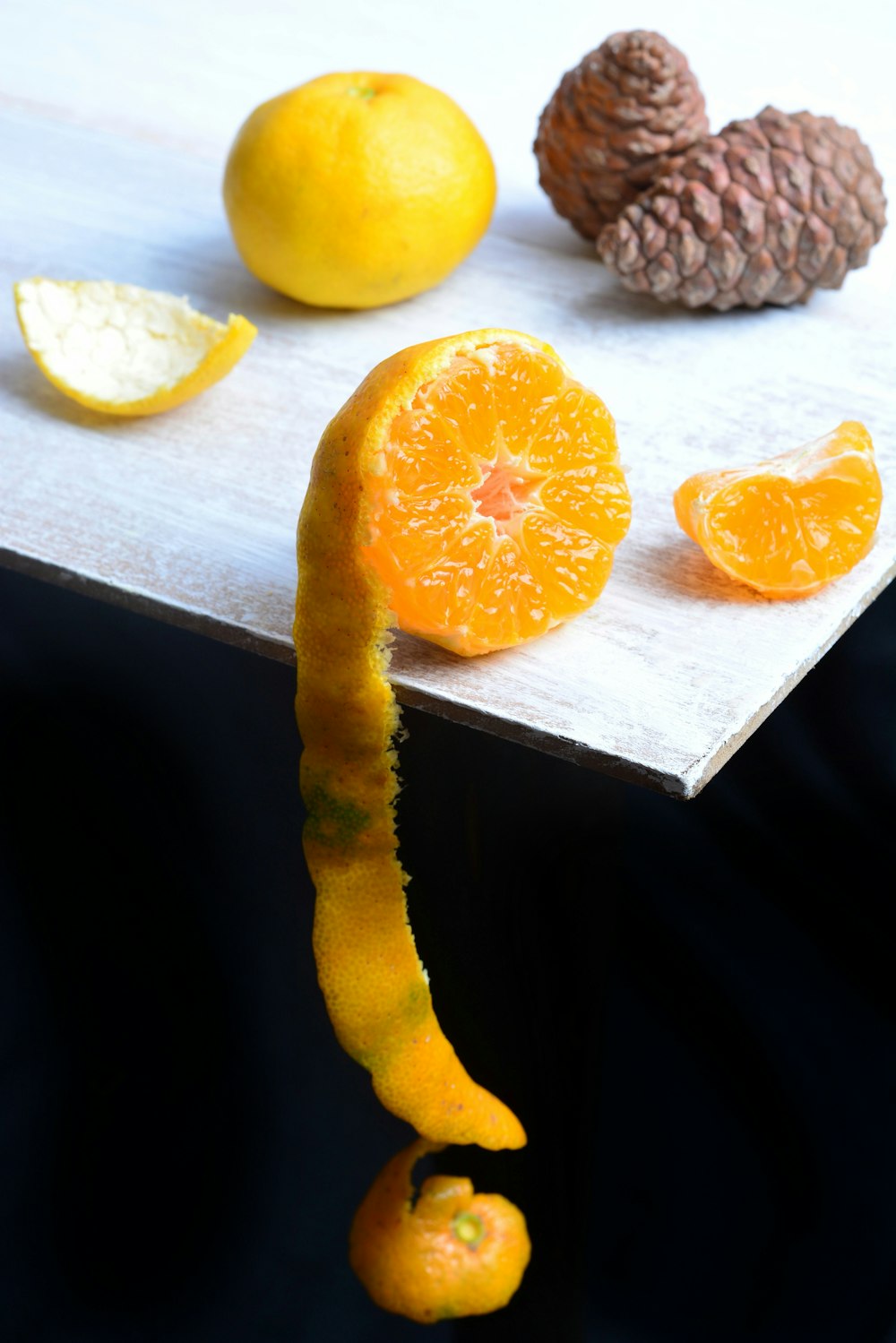 Gelbe Zitronenfrucht auf weißem Tisch