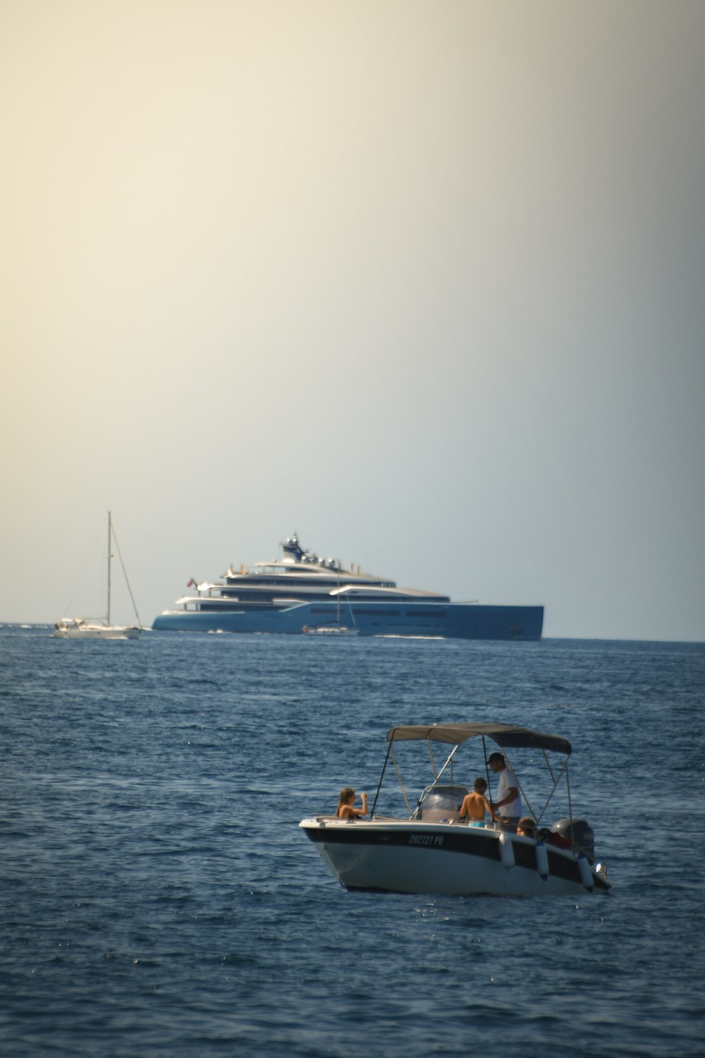 Yacht bianco e nero in mare durante il giorno