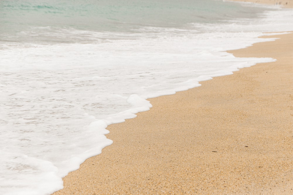 sea waves crashing on shore during daytime