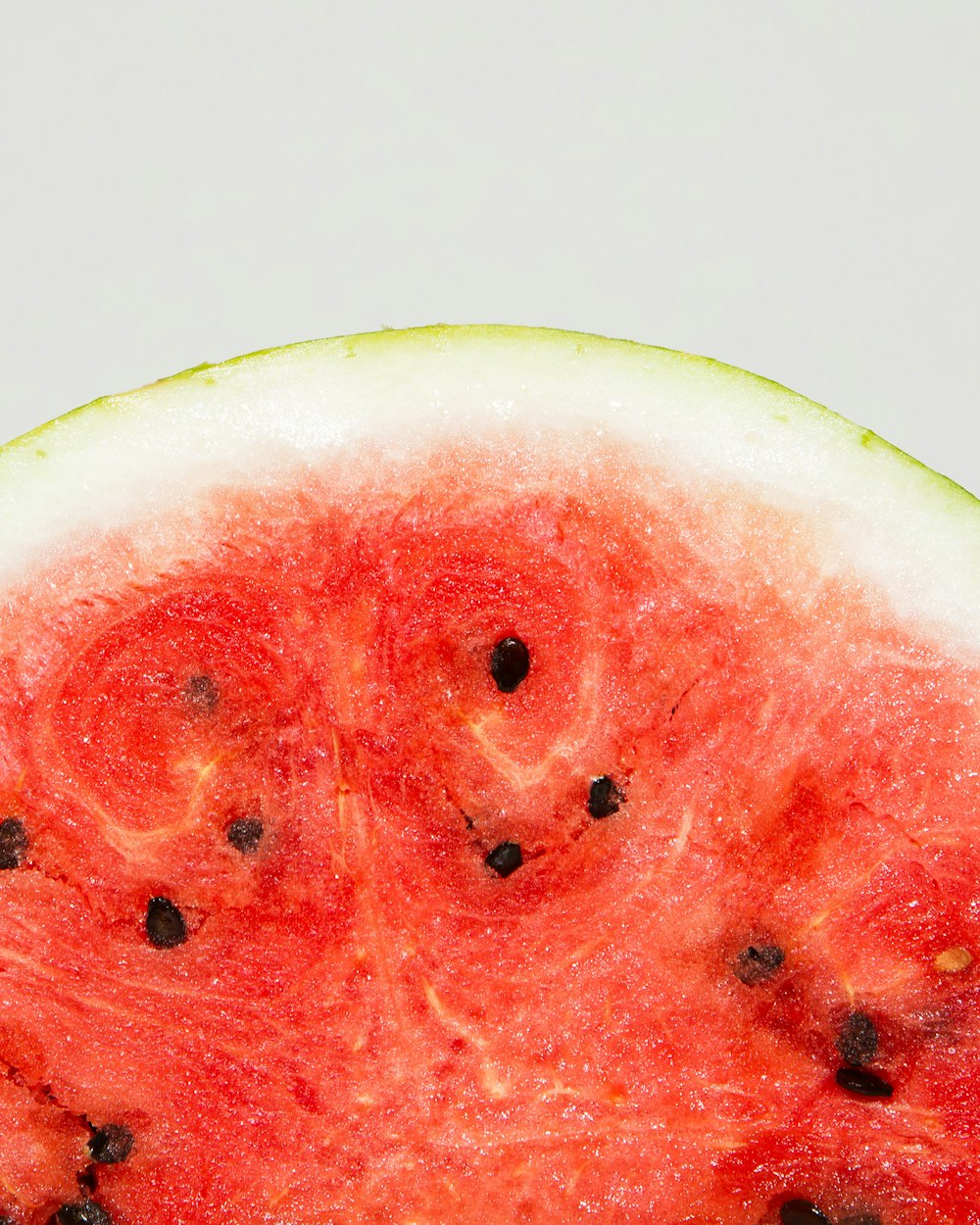 in Scheiben geschnittene Wassermelone auf weißem Hintergrund