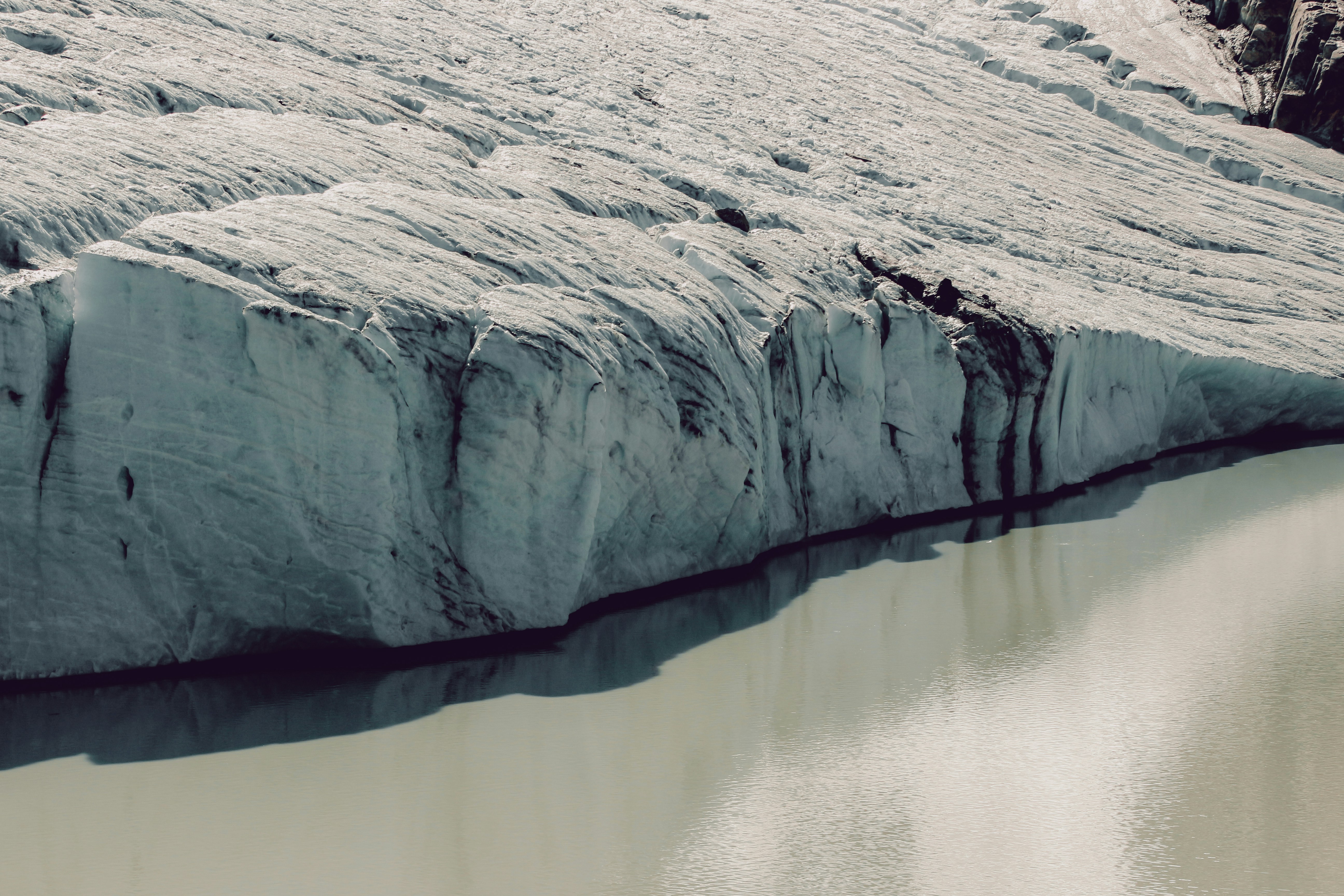 Haunting Melodies: Describing Glacial Sounds (image credits: unsplash)